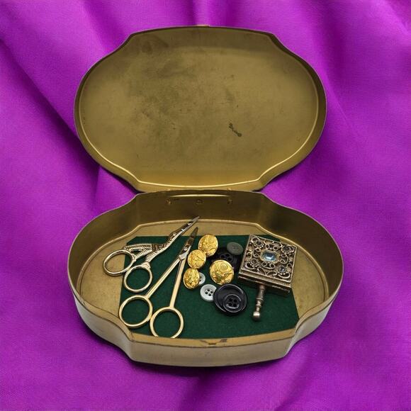 1920s Schraffts Empty Antique Candy Hinged Tin Etched Queen Court-Carry Carriage - Picture 6 of 14